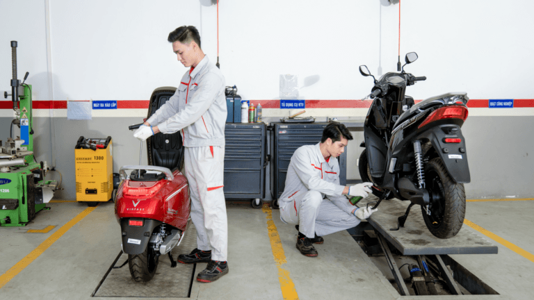 Sửa Chữa Xe Máy Điện: Tự Xử Lý Hay Trung Tâm Chính Hãng?